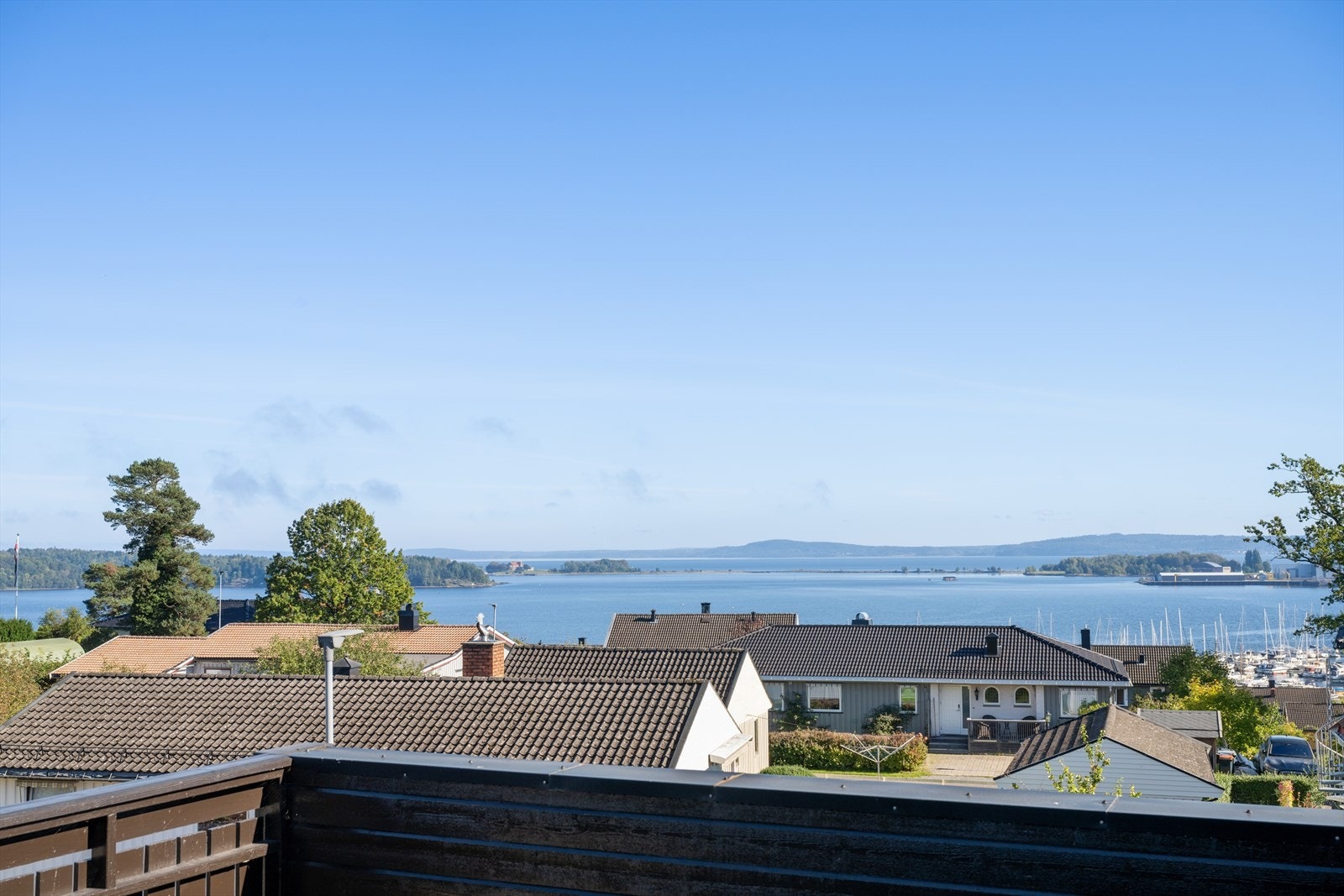 Her kan du nyte fantastisk utsikt over småbåthavnen og det idylliske nærområdet, enten du ønsker rolige morgenstunder med en kopp kaffe eller lange, svale sommerkvelder. Galleribilde