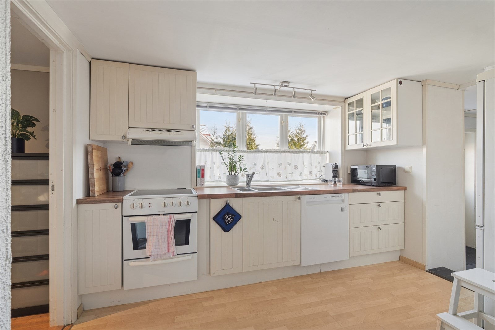 Leiligheten har en gjennomtenkt planløsning med gode rom og inneholder entré med plass til sko og yttertøy, bad/vaskerom, bod med gode oppbevaringsmuligheter, kjøkken med åpen løsning mot stue og et soverom med garderobeskap for oppbevaring. Galleribilde