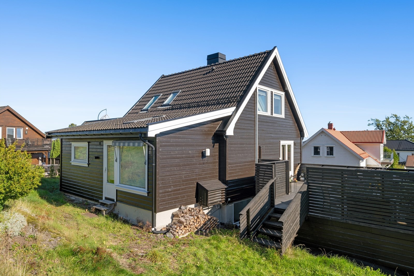 En flott og oppgradert enebolig med to separate enheter, nydelig sjøutsikt og generøse utearealer.
Gamleveien 17A og B er en innbydende enebolig over tre plan, opprinnelig oppført i 1955 og senere modernisert og tilbygget i flere omganger. Galleribilde