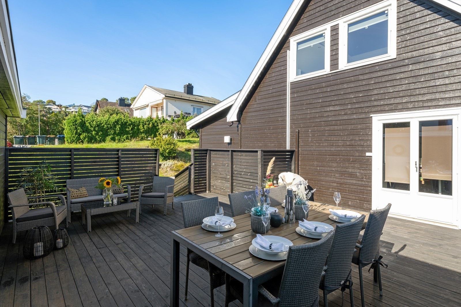 Terrassen innbyr virkelig til utendørs måltider og gode stunder. Her er det rikelig med plass til å dekke på til middag, enten du ønsker en intim kveld for to eller større sosiale sammenkomster med familie og venner. Galleribilde