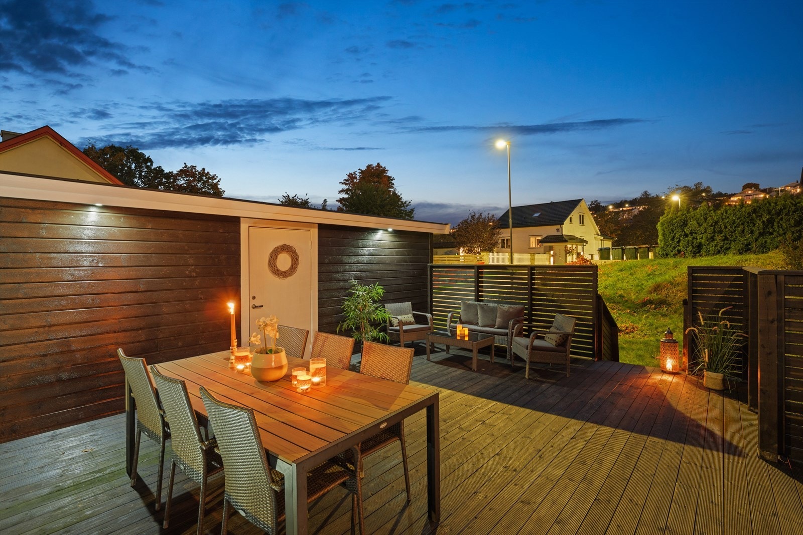 Terrassen blir et nydelig oppholdssted når kvelden og roen senker seg. Her kan du nyte de siste solstrålene, tenne lykter eller levende lys og skape en varm og avslappet atmosfære. Galleribilde