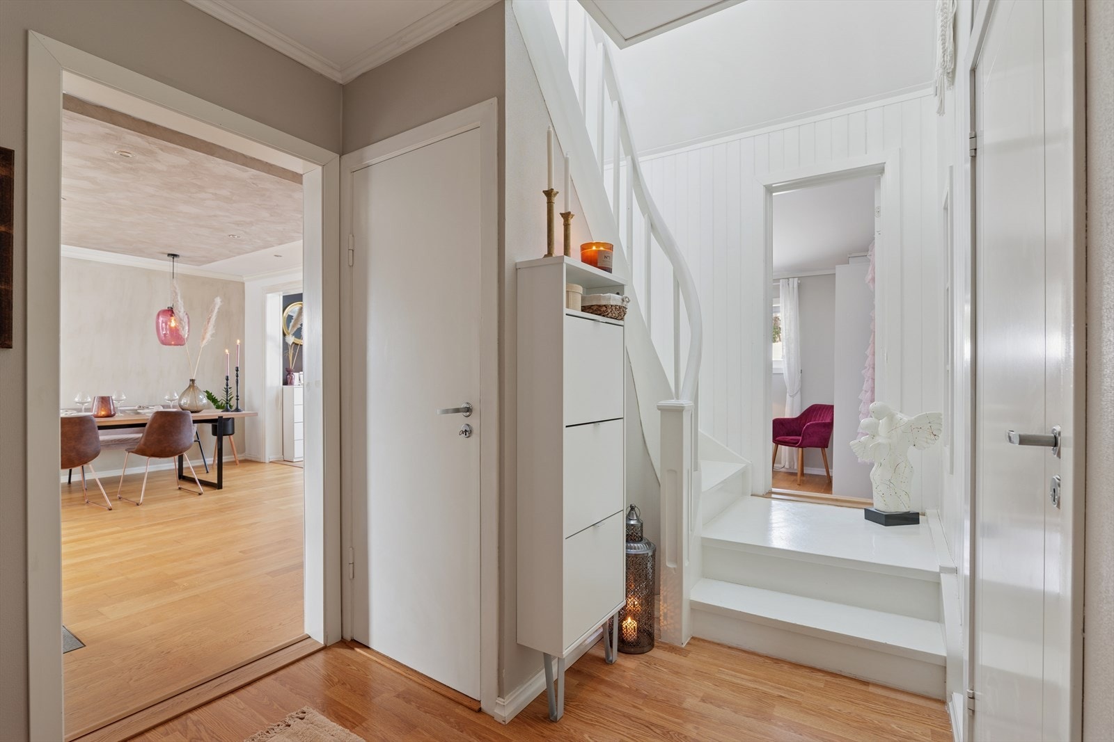 Når du kommer inn i boligen, møtes du av en lys og trivelig entré med god plass til oppheng av yttertøy og sko. Fra entréen har du tilgang til trapperom opp til boligens andre etasje, samt en innvendig trapp ned til underetasjen og bodareal. Galleribilde