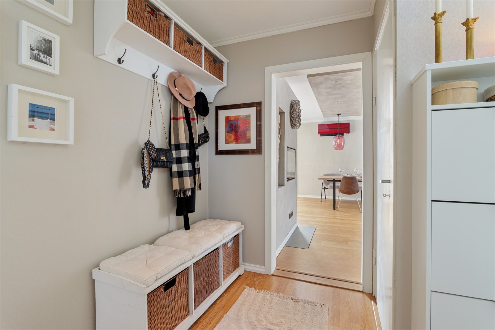 Videre inn i boligen kommer du til hjemmets naturlige samlingspunkt - en romslig stue, spisestue og kjøkken i åpen og innbydende løsning. Galleribilde