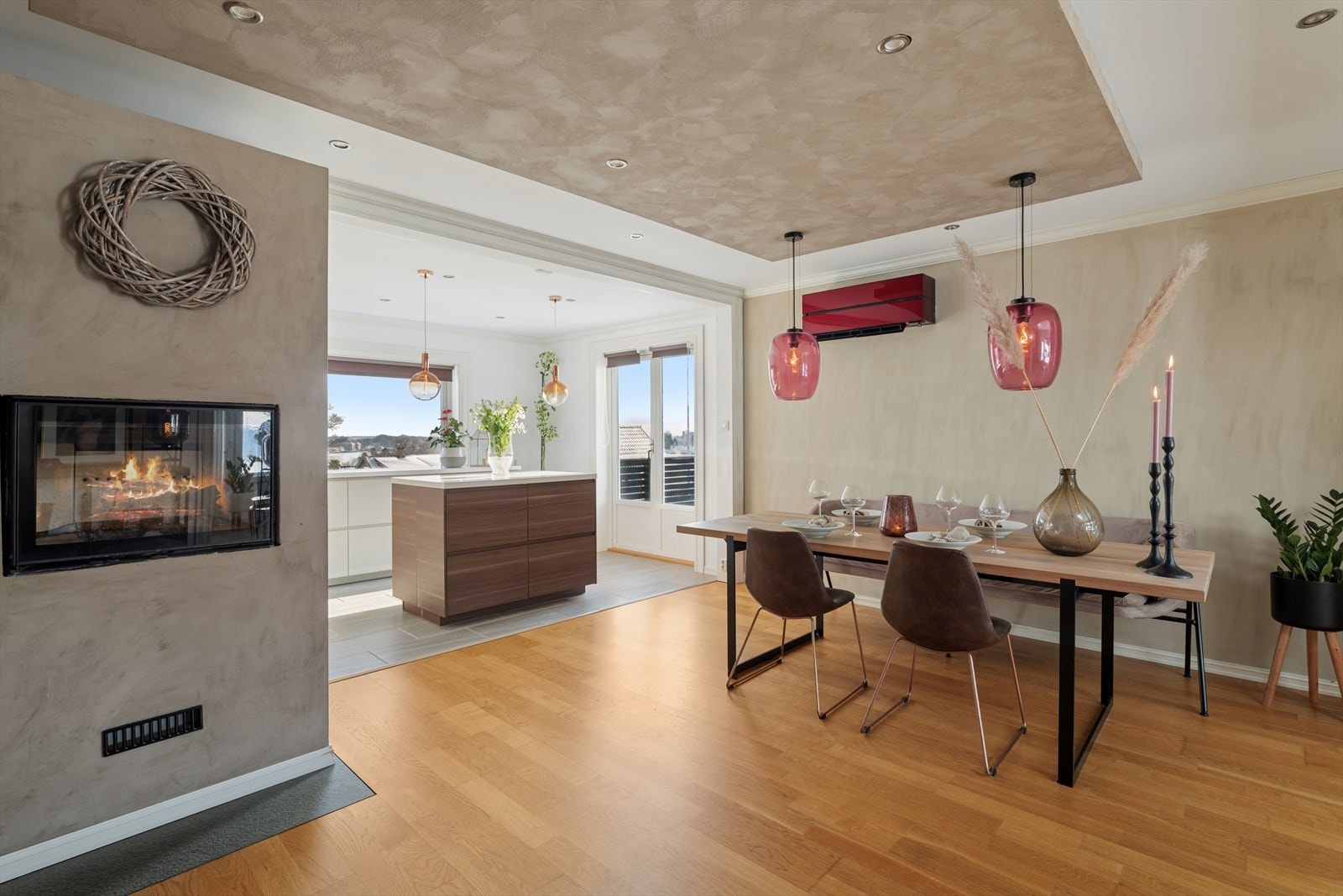 Pipen ble rehabilitert med nytt røykrør i 2004. Dette gir trygg og sikker fyring, samt en mer effektiv trekkfunksjon. I 2017 ble det montert en moderne og stilren peis som både øker komforten og bidrar til en lun og behagelig atmosfære i hjemmet. Galleribilde