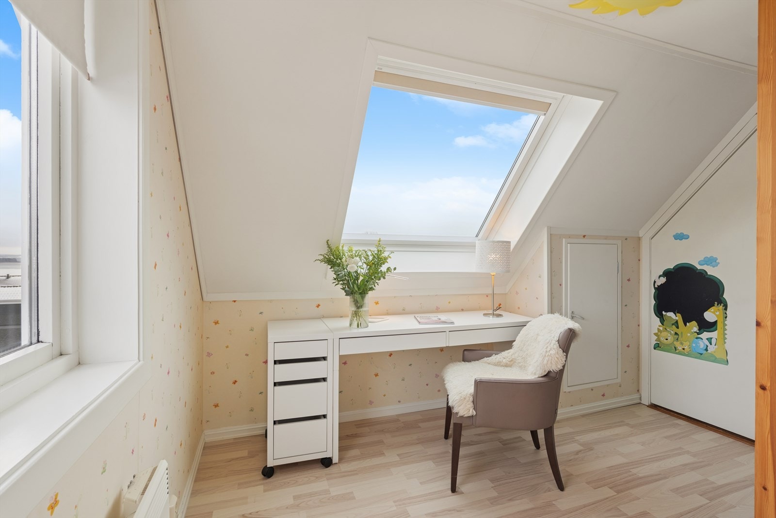 Det minste soverommet egner seg svært godt som barnerom, med en praktisk og harmonisk størrelse som gjør det enkelt å innrede etter behov. Galleribilde