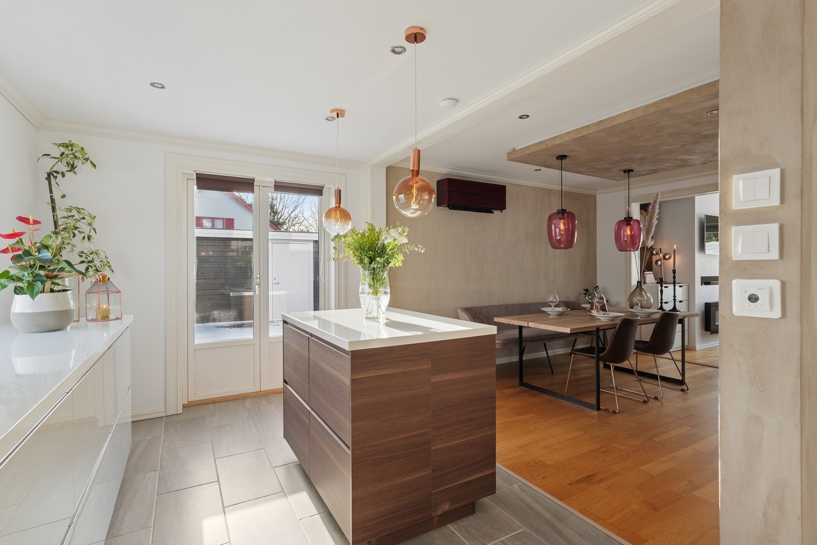 Kjøkkenet i hovedetasjen ble oppgradert i 2019 og fremstår moderne, smakfullt og funksjonelt og med en praktisk kjøkkenøy som naturlig deler av rommet. Galleribilde