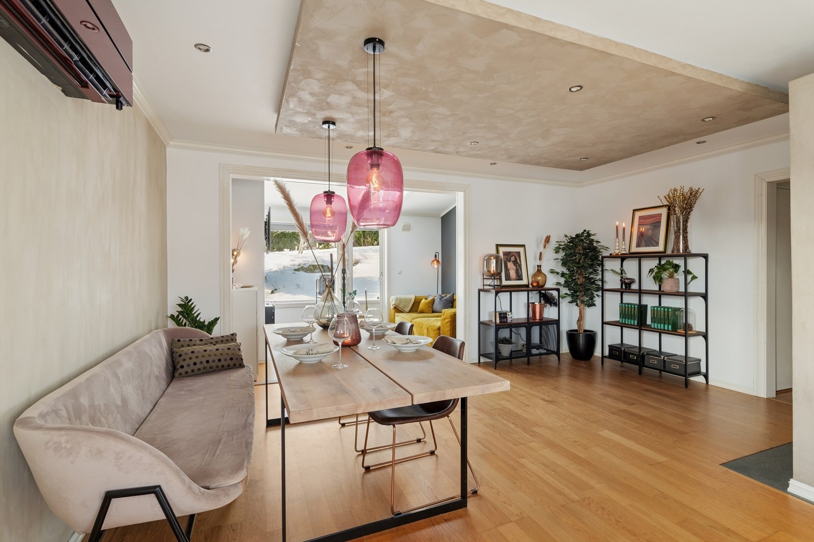 Her flyter rommene sømløst over i hverandre og skaper en lys, moderne og sosial sone som passer perfekt både for dagligliv og hyggelige sammenkomster. Galleribilde