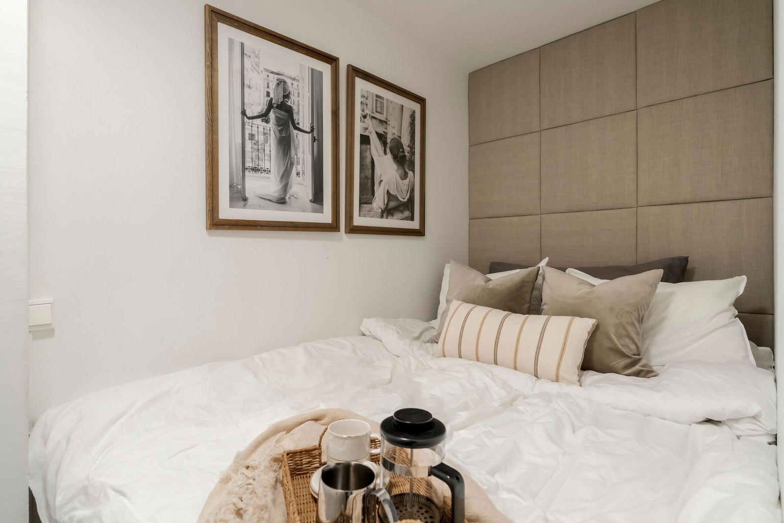 Med den stilfull beige stoffveggen gir det varme og en behagelig atmosfære i rommet. Galleribilde