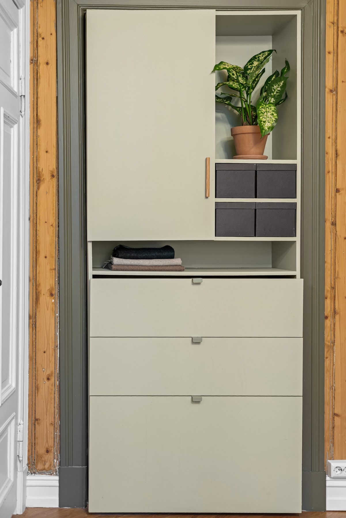 Plassbygd skap og skuffer gir den ekstra plassen til klær man trenger om man er et par som flytter inn Galleribilde