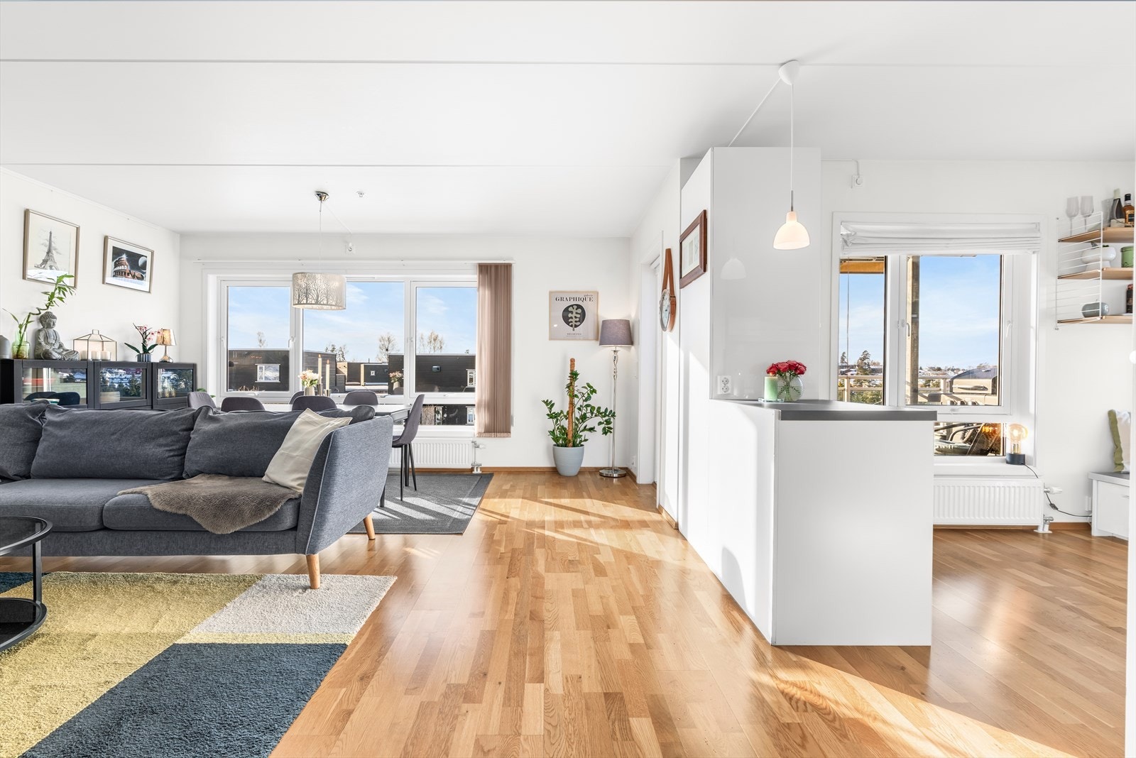 I en åpen L-formet planløsning så får man her et hyggelig "allrom" med flere gode soner og innredningsalternativer. Galleribilde