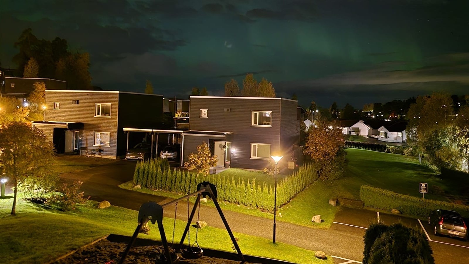 Nydelig nordlys - Kveldsbilde tatt fra balkongen av selger. Galleribilde