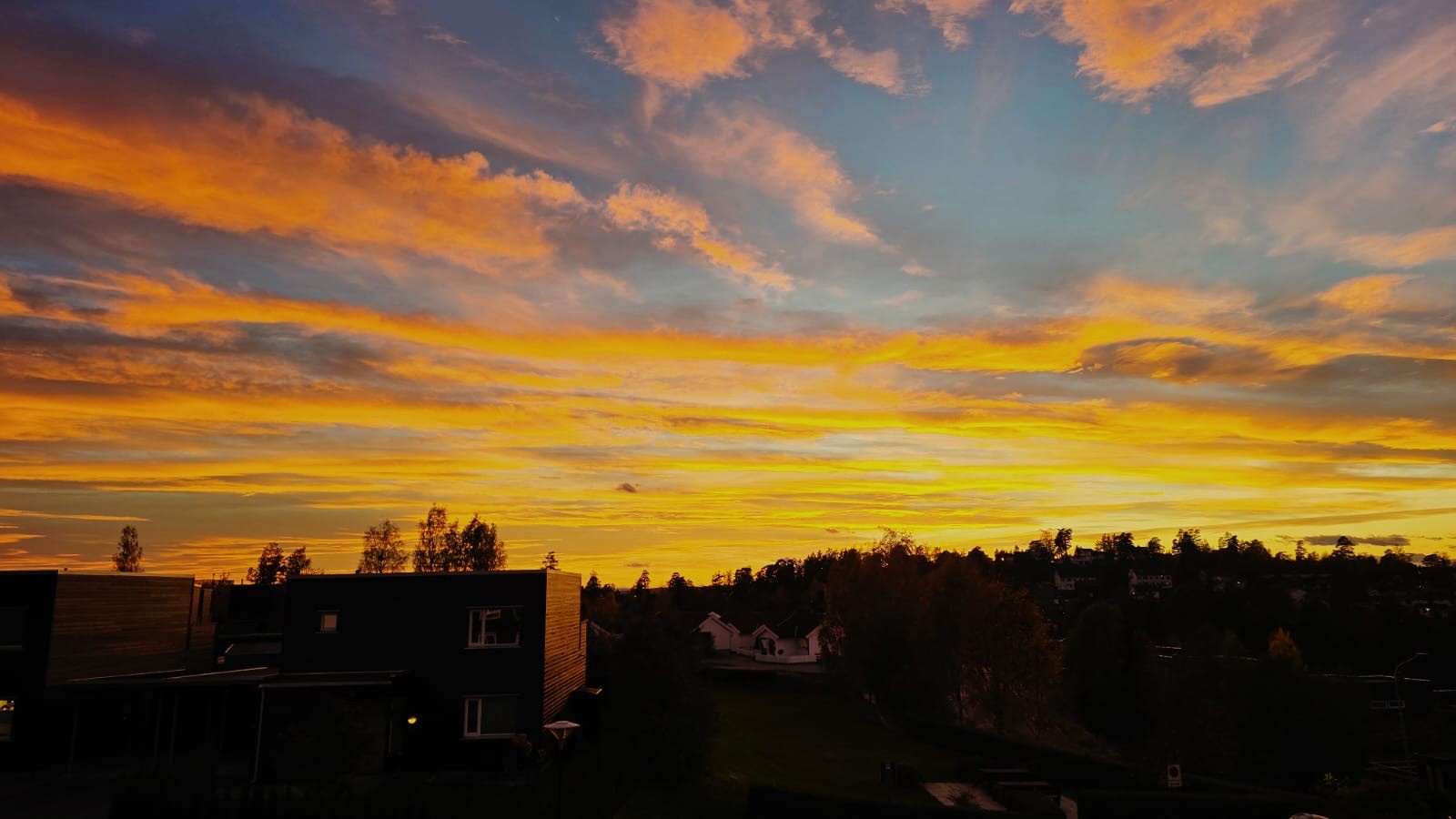 Fantastiske solnedganger - Bilde tatt av selger. Galleribilde