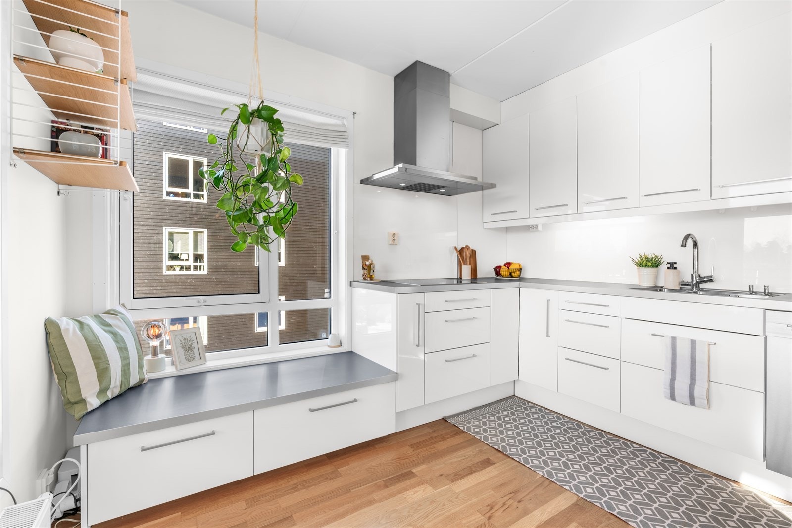 Det er montert lys under overskap og fliser på veggen over benkeplaten. Boligen har mekanisk avtrekk som styres gjennom kjøkkenventilatoren. Galleribilde