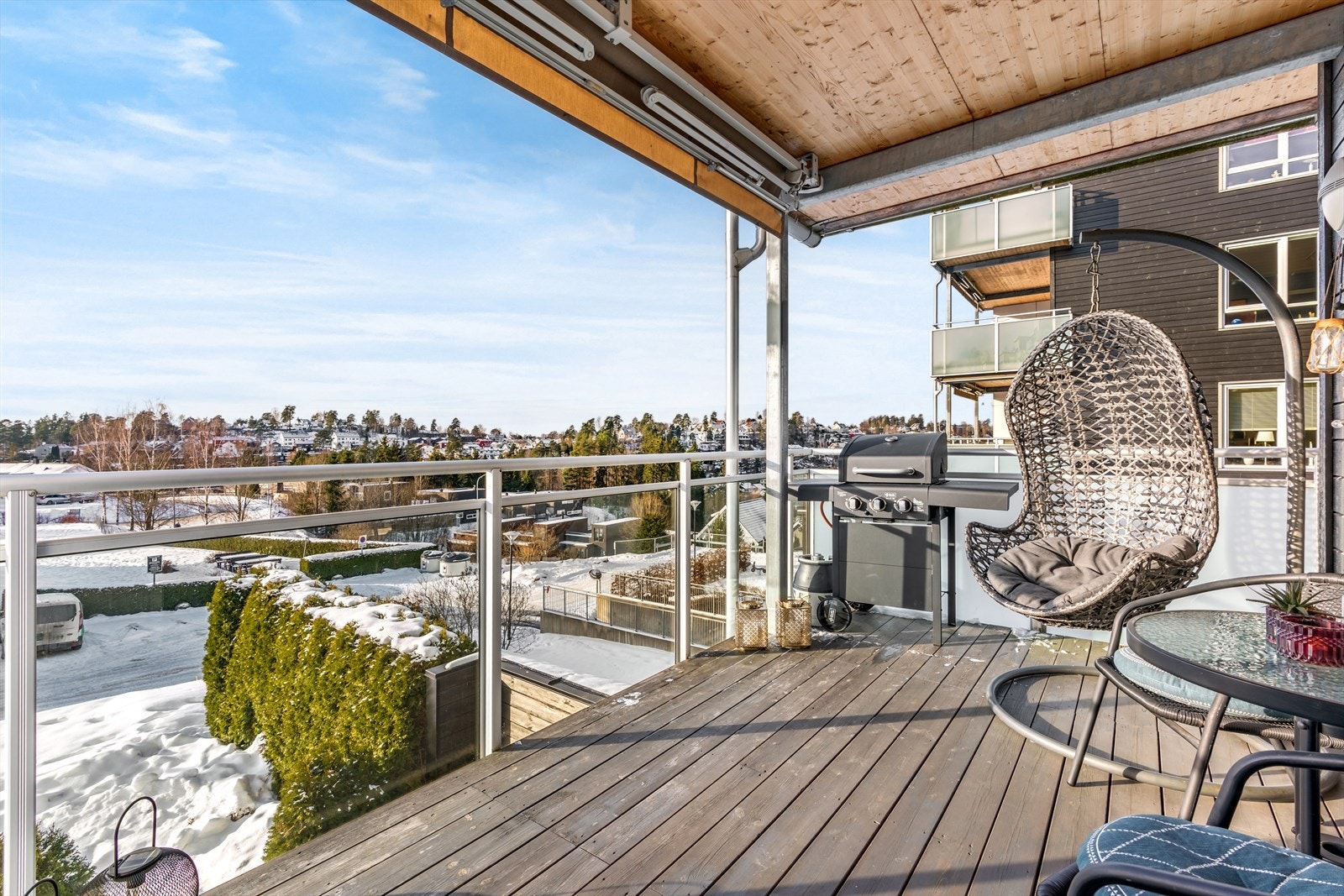 Fra stuen er det utgang til sydvestvendt balkong på ca 9,65 m². Galleribilde