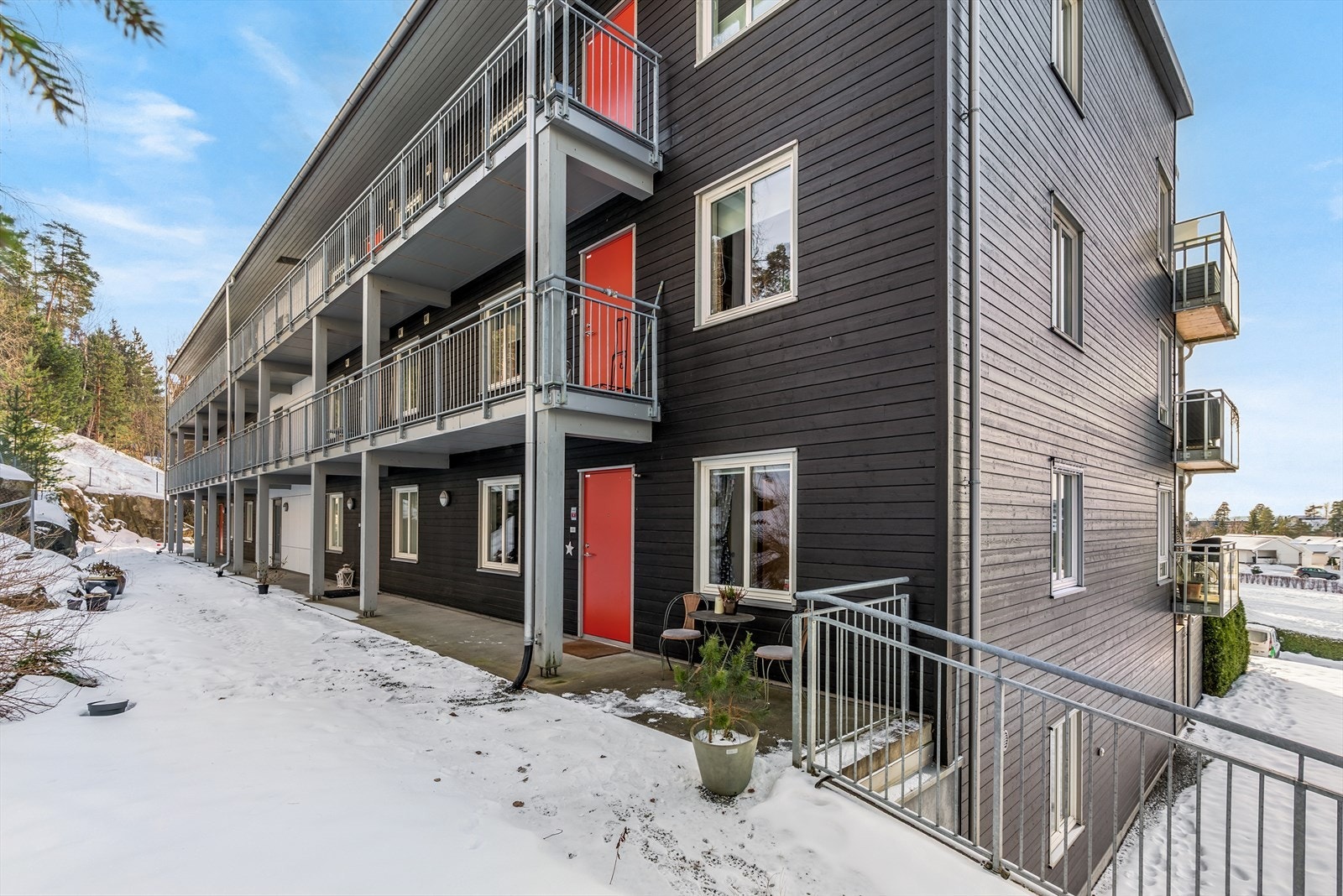 Leiligheten er beliggende som gjennomgående ende/hjørneleilighet. Adkomst via heis til 2. etasje og svalgang. Galleribilde