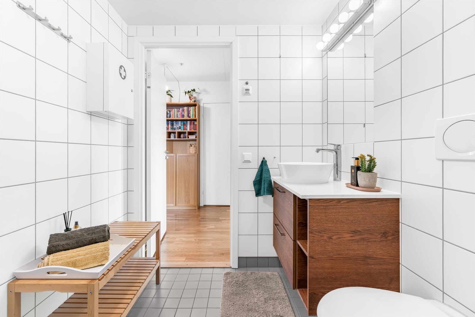 Det er innmurt speil og lysarmatur på vegg over servanten. Videre har badet opplegg og plass for vaskemaskin samt tørketrommel. Galleribilde