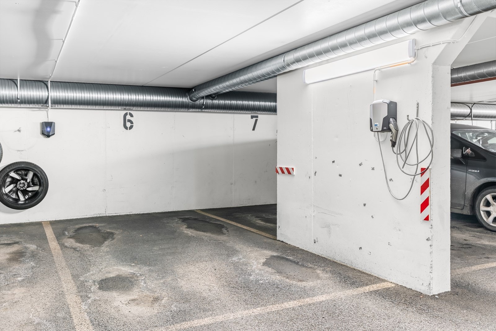 Det medfølger en kjellerbod på 5,4m² og parkeringsplass med lader i felles lukket garasjeanlegg. Galleribilde