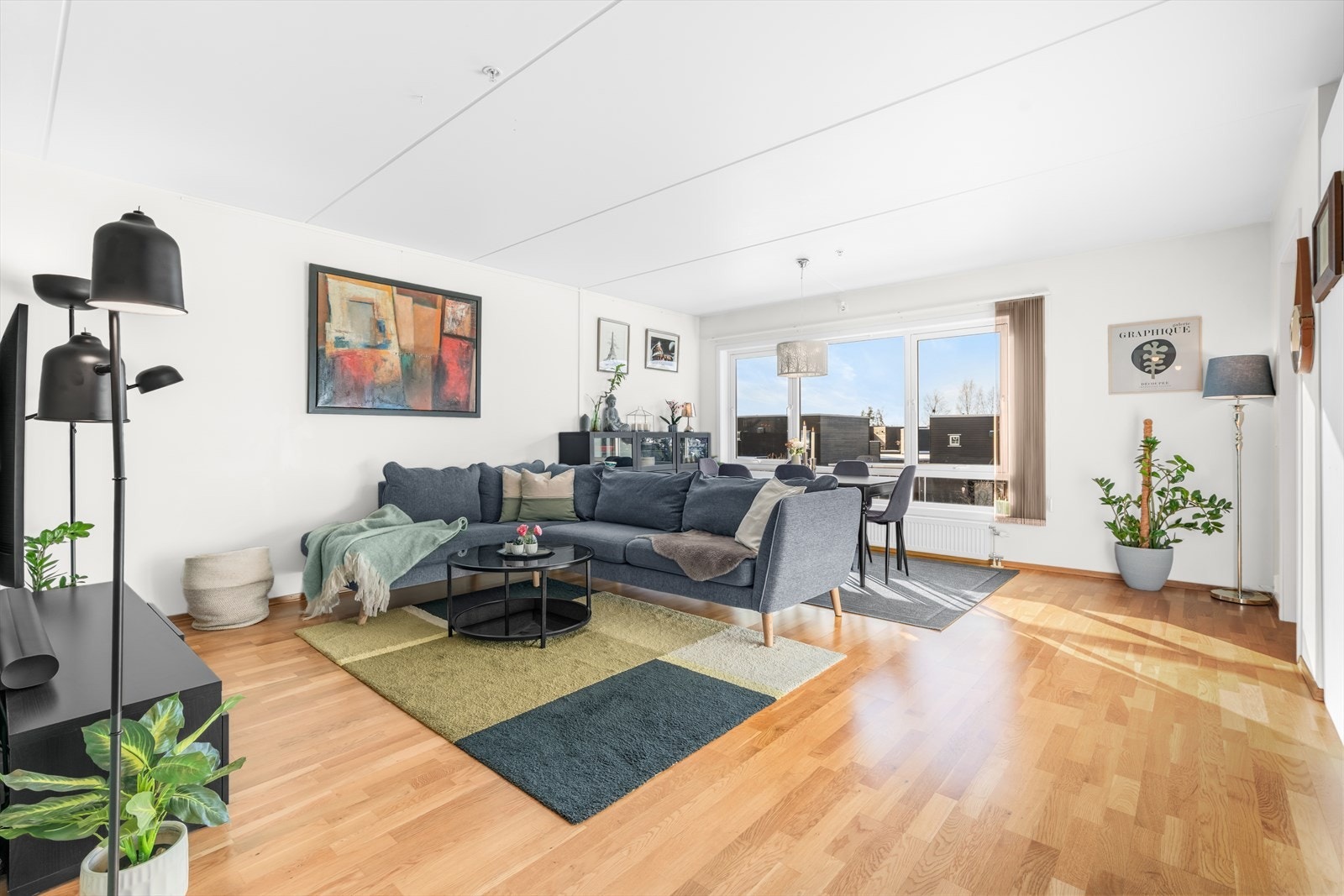 En gjennomgående 4-roms endeleilighet med blant annet adkomst via heis, solrik balkong med flott utsyn og garasjeplass med el-billader. Galleribilde