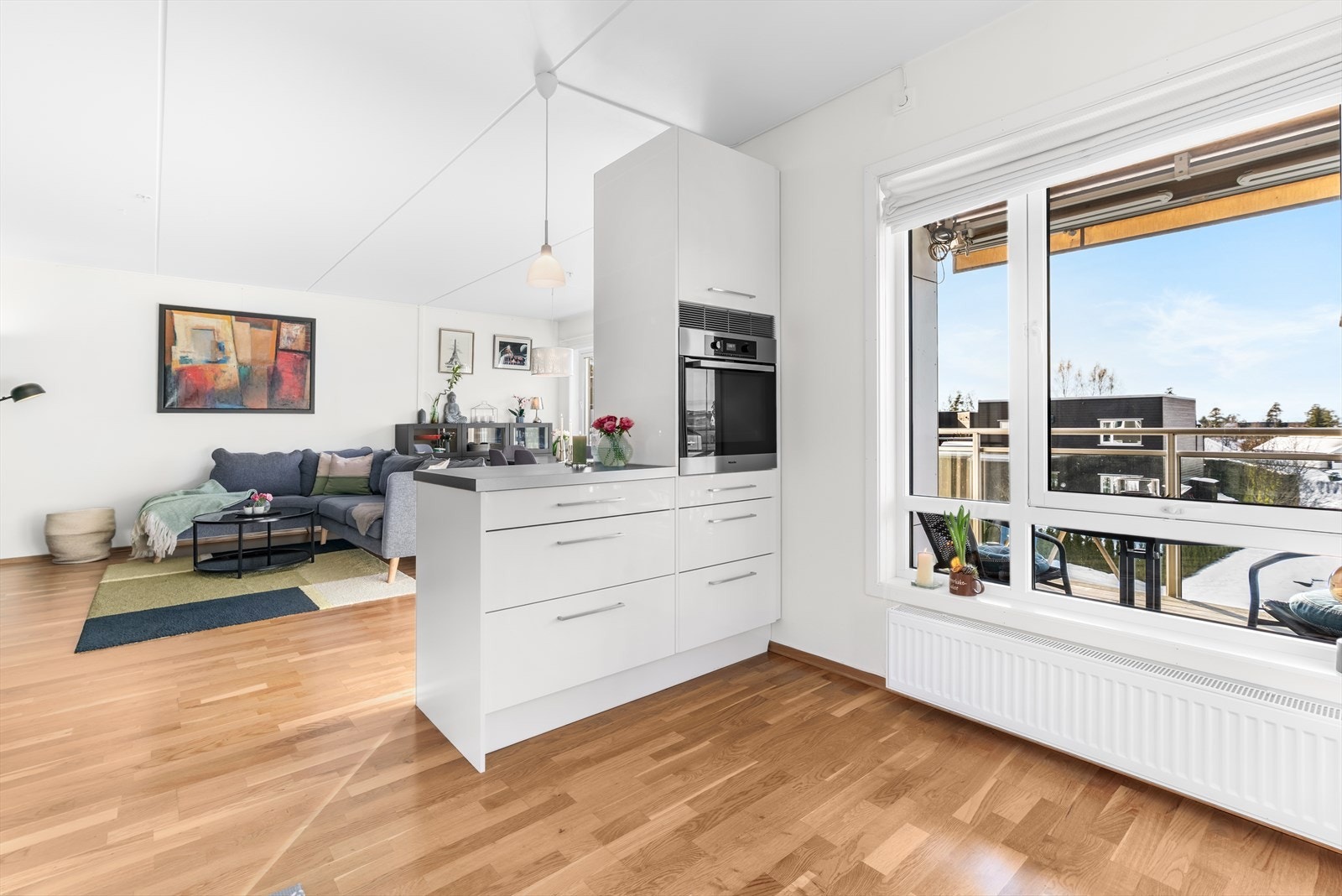 Kjøkkenet byr på rikelig med benk- og skapplass da innredningen har en gjennomtenkt plassering med mange under- og overskap, samt kjøkkenøy. Galleribilde