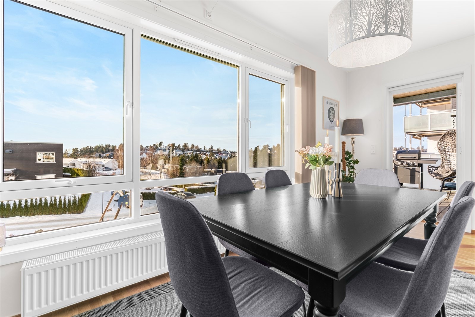 Flere, store vinduer slipper inn rikelig med dagslys og gir flott utsyn mot omgivelsene. Galleribilde