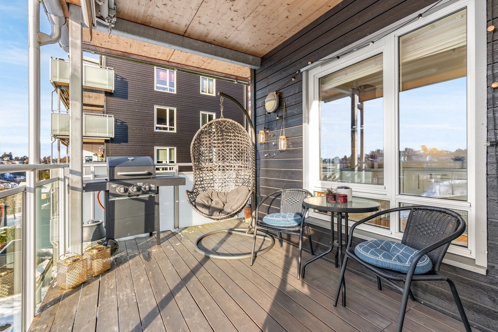 Her er det god plass til grill (gass eller elektrisk) og sittegruppe, ideelt for sosiale sammenkomster og dager man ønsker å ta middagen ute. Galleribilde