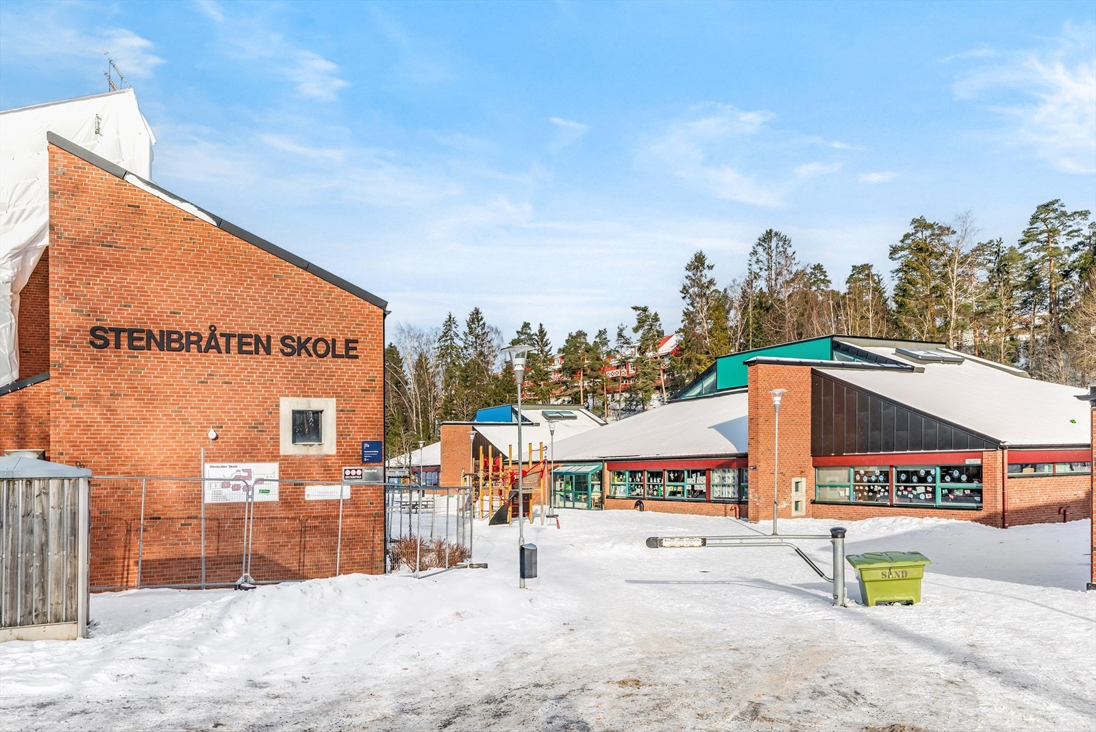 For barn i skolealder er Stenbråten skole den nærmeste barneskolen, kun få min gange unna. Galleribilde