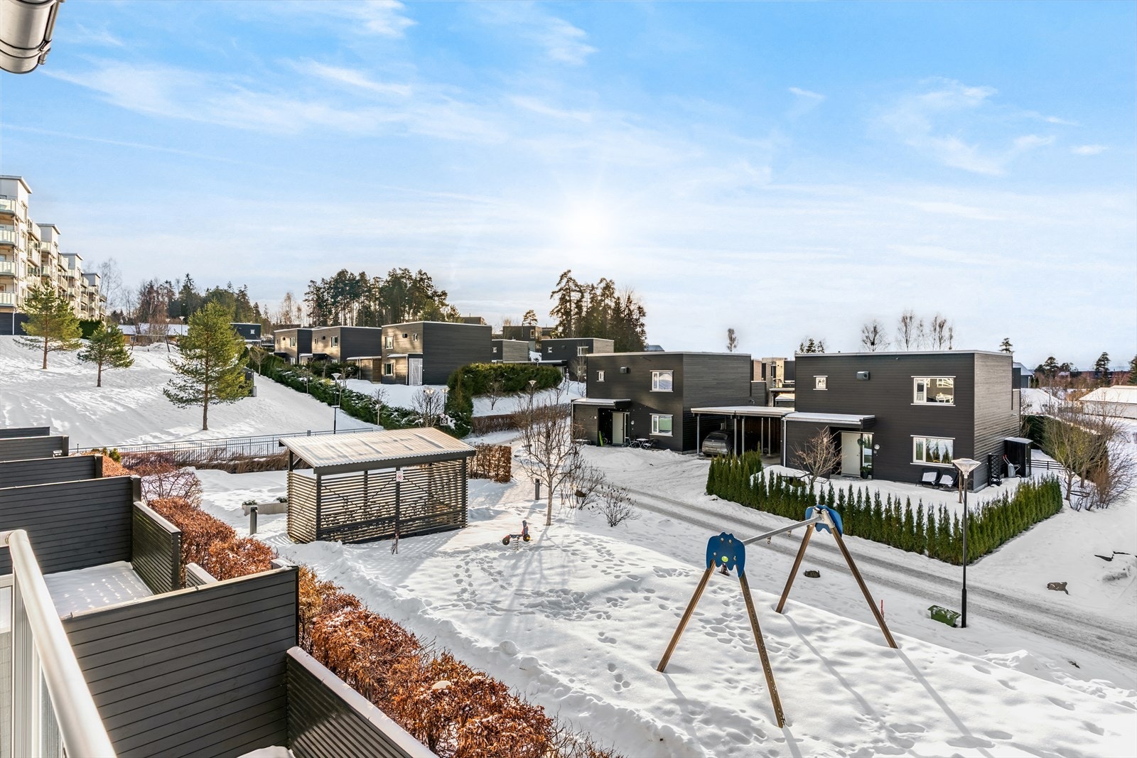 Hyggelig utsyn mot velstelte fellesarealer og lekeplass. Galleribilde