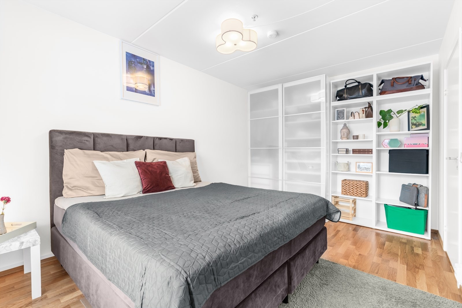 Hovedsoverommet har god plass til dobbeltseng med tilhørende nattbord og god oppbevaringsplass i garderobeskap. Galleribilde