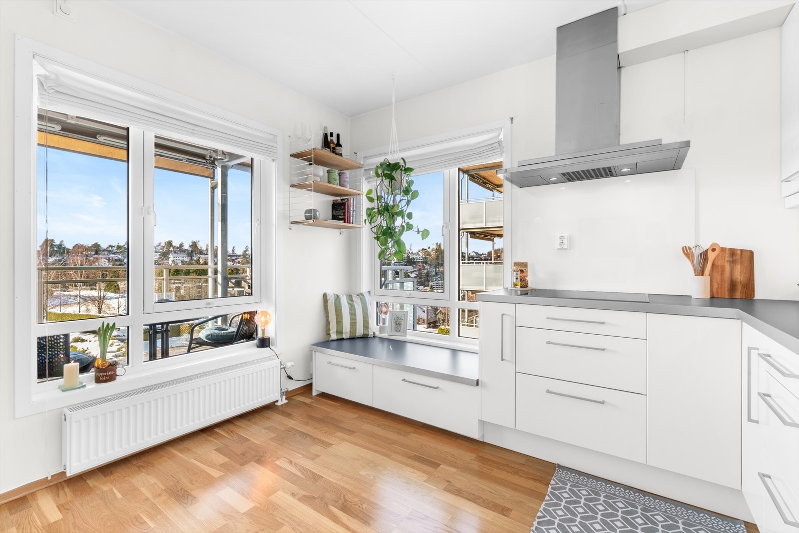 Hyggelig sitteplass med oppbevaring ved vinduet. Det er også plass til et lite frokostbord. Galleribilde