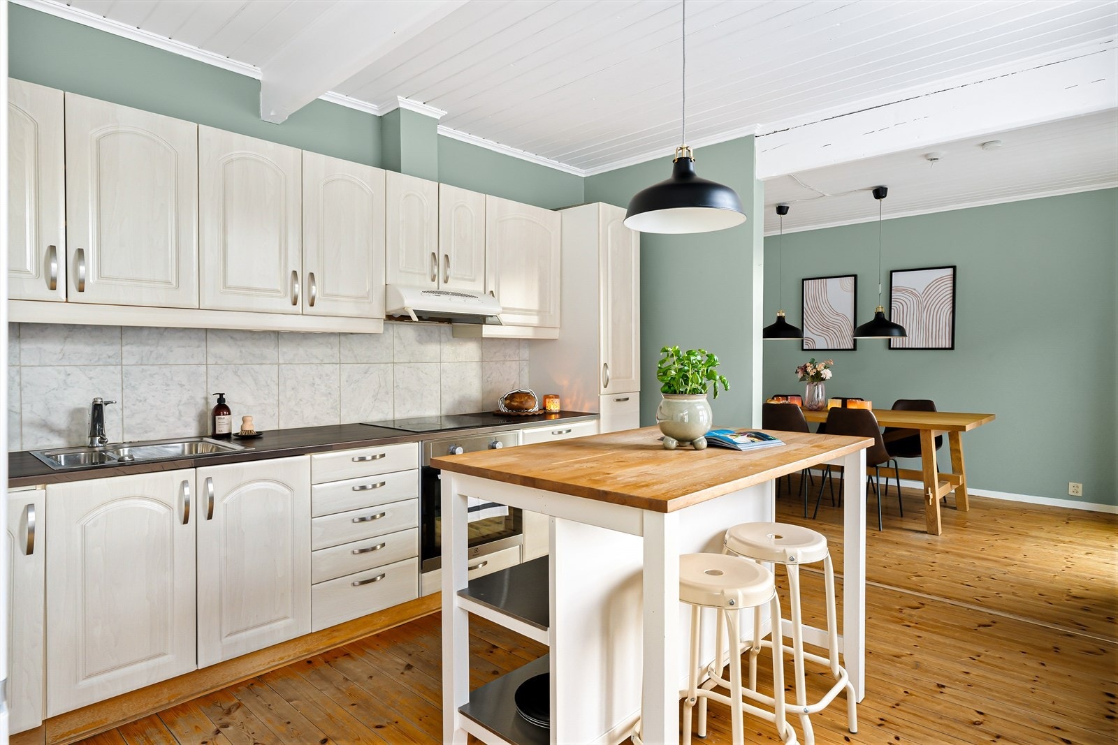 Kjøkkenet er 12m² og har rikelig med skap- og benkeplass. Galleribilde