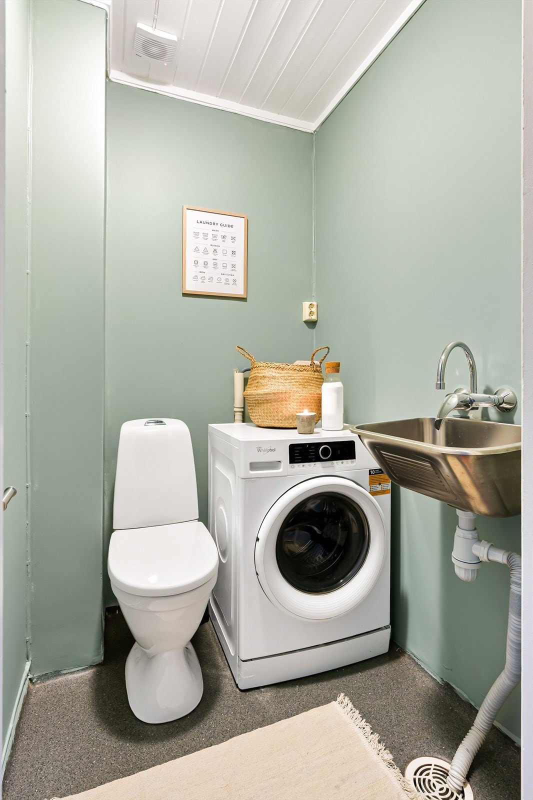 Vaskerom med WC. Det er totalt to toalett i leiligheten, supert for familien eller kollektivet som bor sammen. Galleribilde