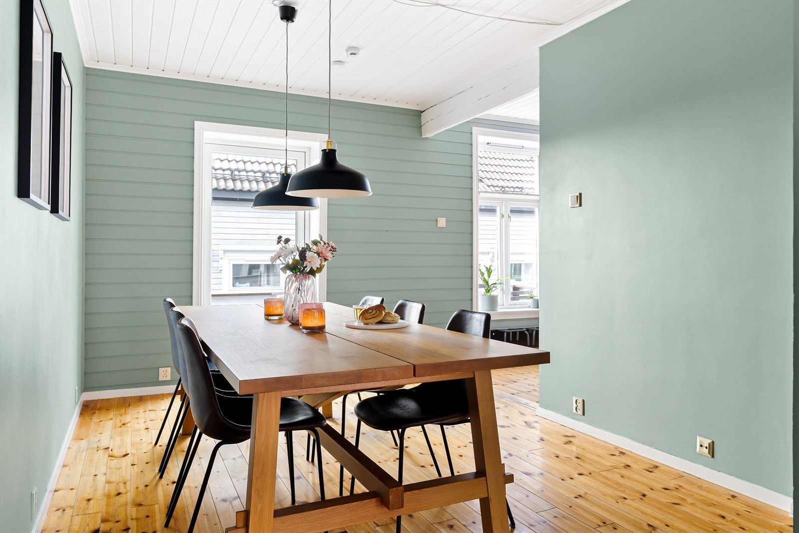 Leiligheten er malt i fargen Minty Breeze fra Jotun, en frisk og behagelig tone som gir rommene et lyst, luftig og moderne uttrykk. Galleribilde