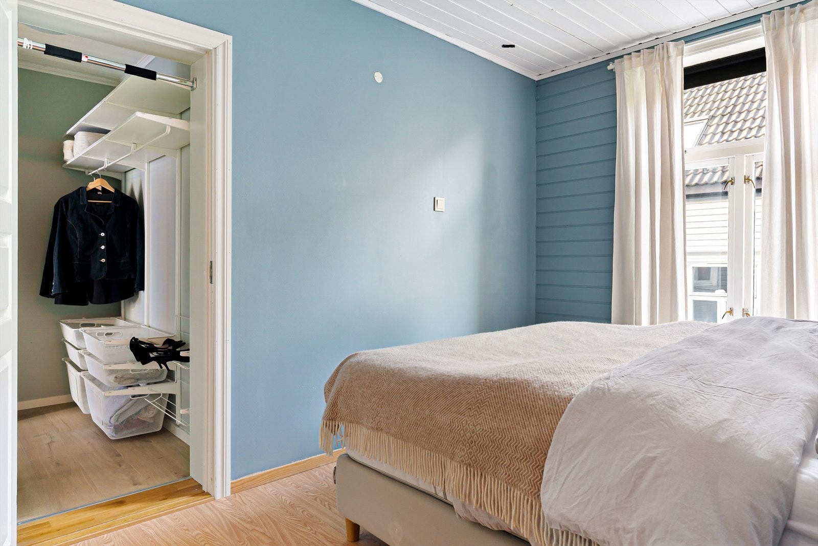 Rommet ligger vendt mot en rolig bakgård. Galleribilde