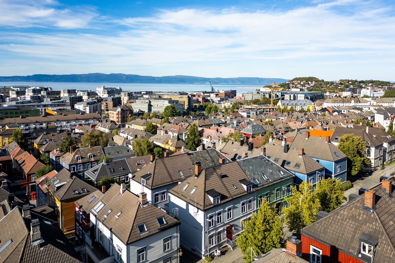 Møllenberg er kjent for sin sjarmerende trehusbebyggelse fra slutten av 1800-tallet og sin populære beliggenhet blant studenter. Bydelen kombinerer sentral nærhet til Midtbyen og NTNU med rolige gater og korte avstander til fjorden. Galleribilde