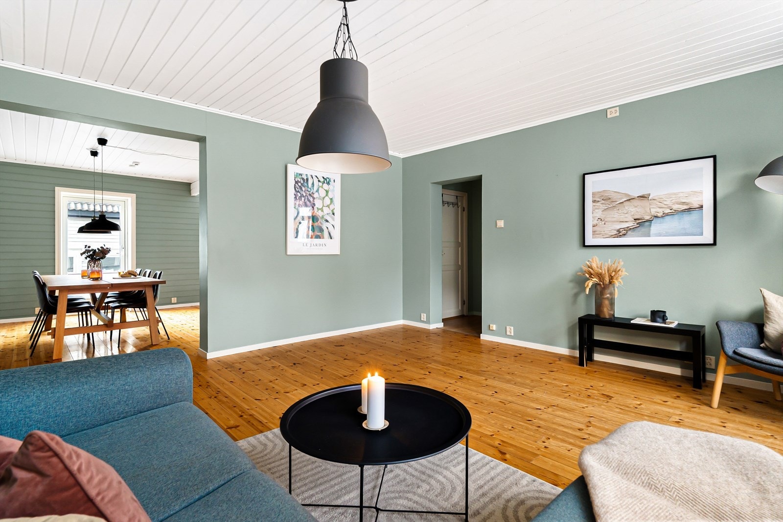 Leiligheten har en romslig planløsning og inneholder: Entré, stue, spisestue, kjøkken, bad, vaskerom, toalettrom, soverom, garderoberom og balkong. Galleribilde