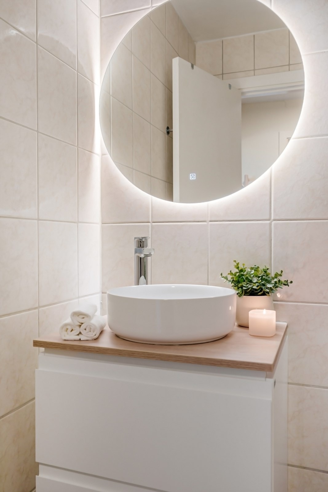 Byttet toalett, slukrist, vask, servant og servantskap + speil på bad i 2024. Galleribilde