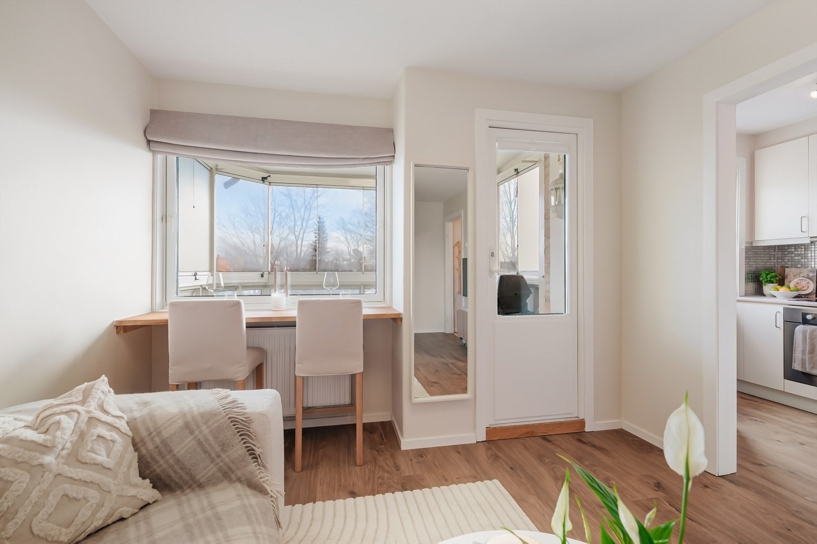 Utgang til balkong fra stue. Legg merke til ingen innsyn og himmelen rett inn. Galleribilde