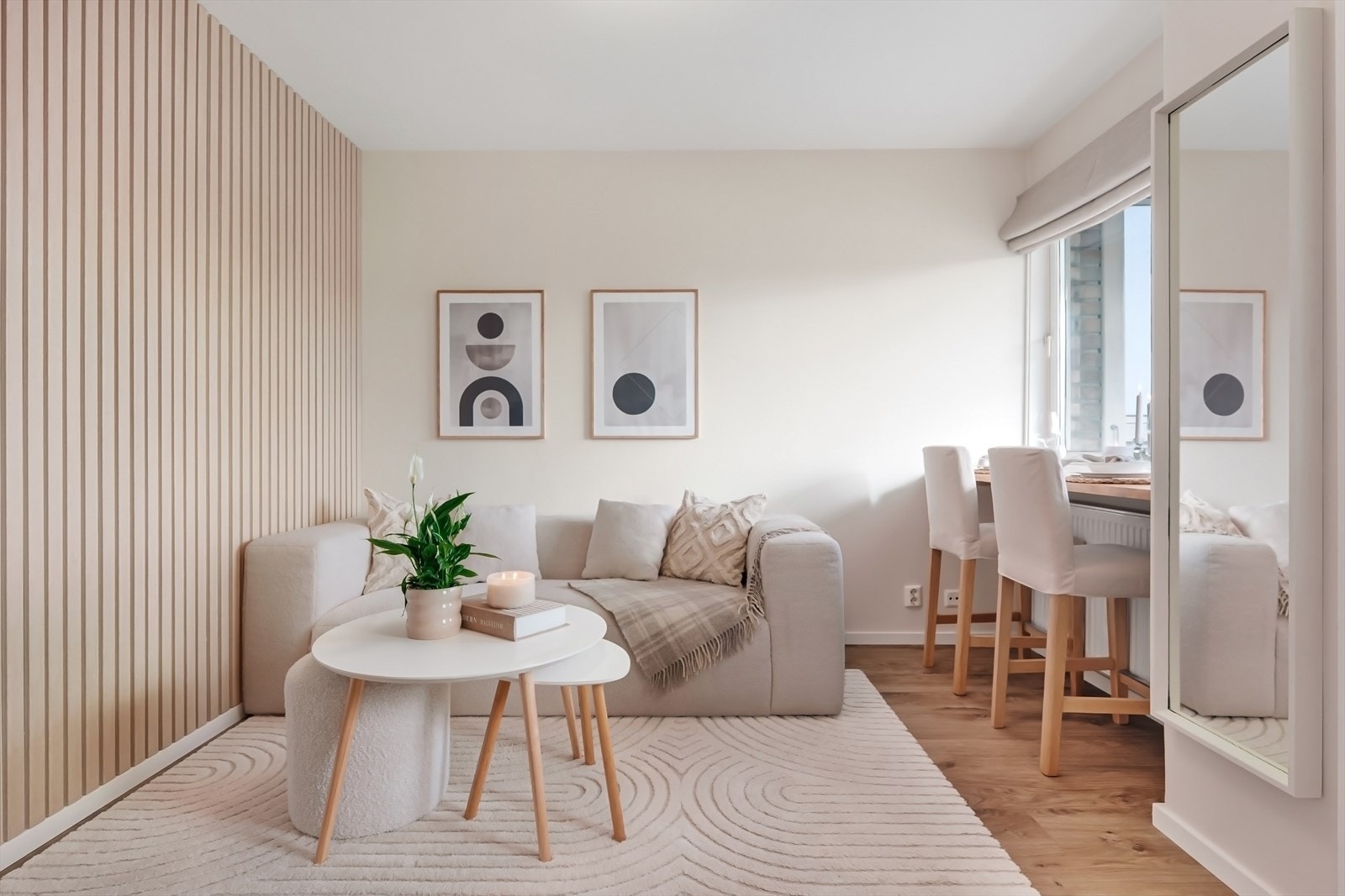 Innbydende stue pusset opp i 2023 med lyse overflater og enstavs gulv. Galleribilde