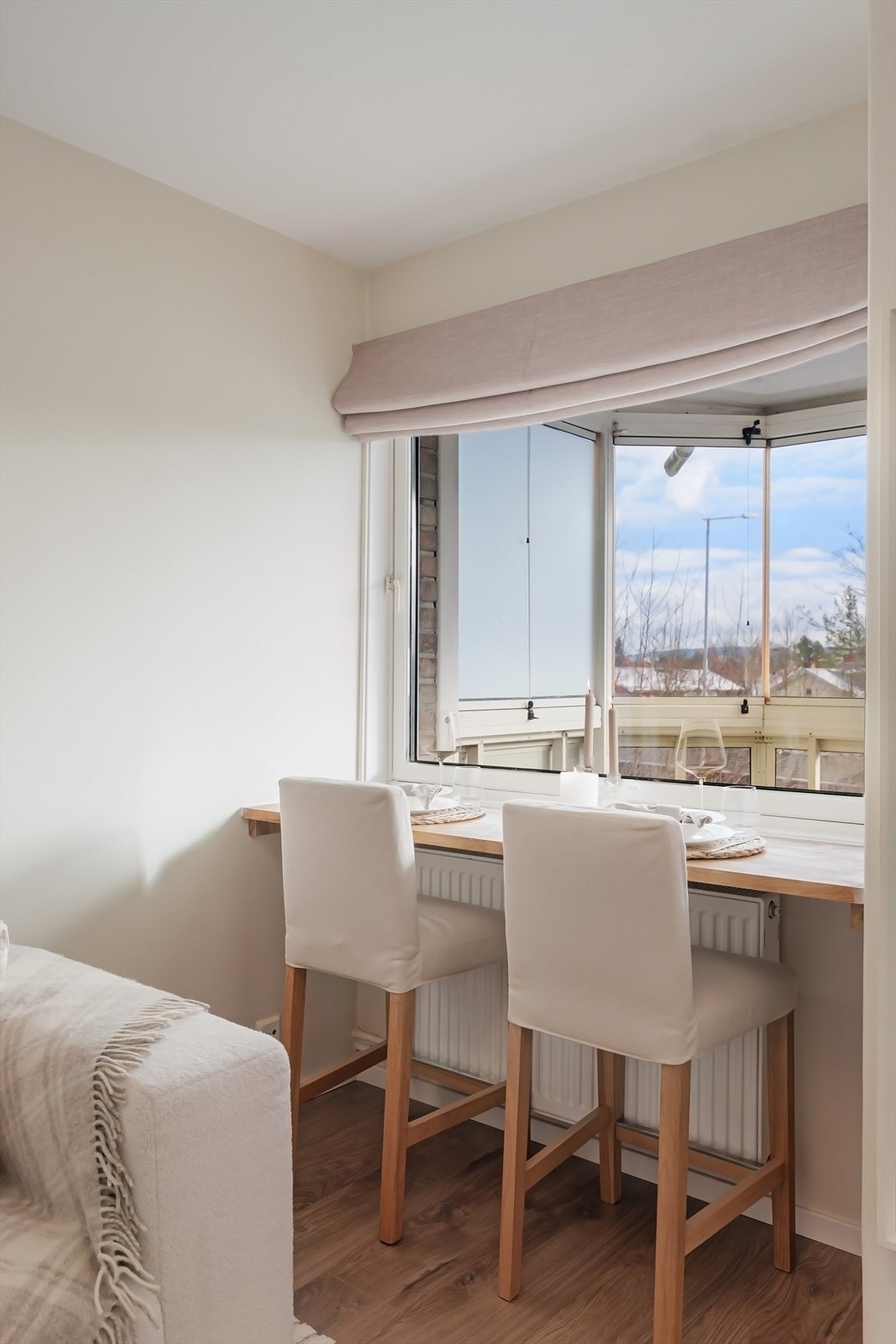 Hyggelig, ny spiseplass i nisje ved vindu. Galleribilde