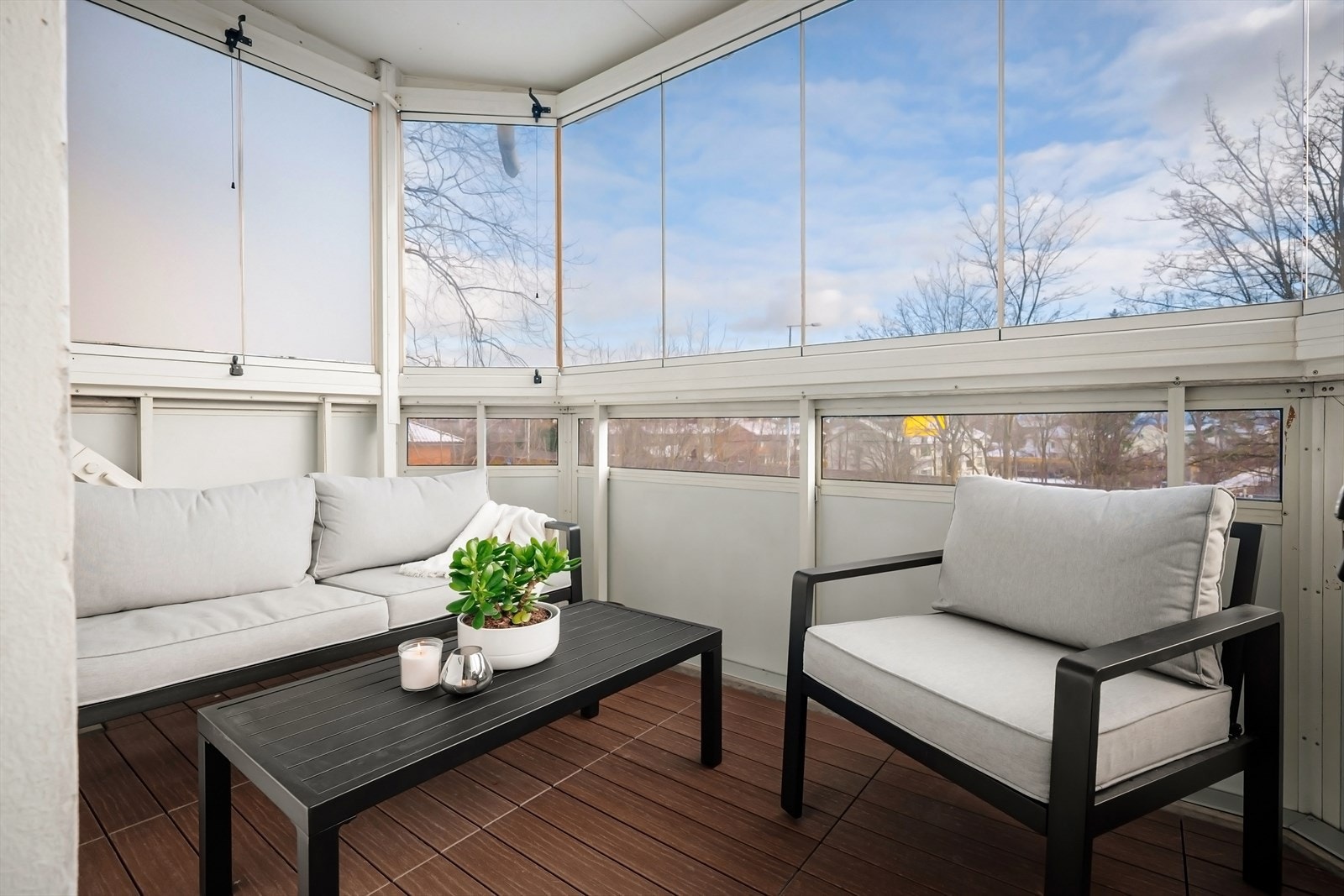 Solrik balkong på ca. 6 kvm med plass til både sittegruppe og grill. Nye gulvklips i 2023. Galleribilde