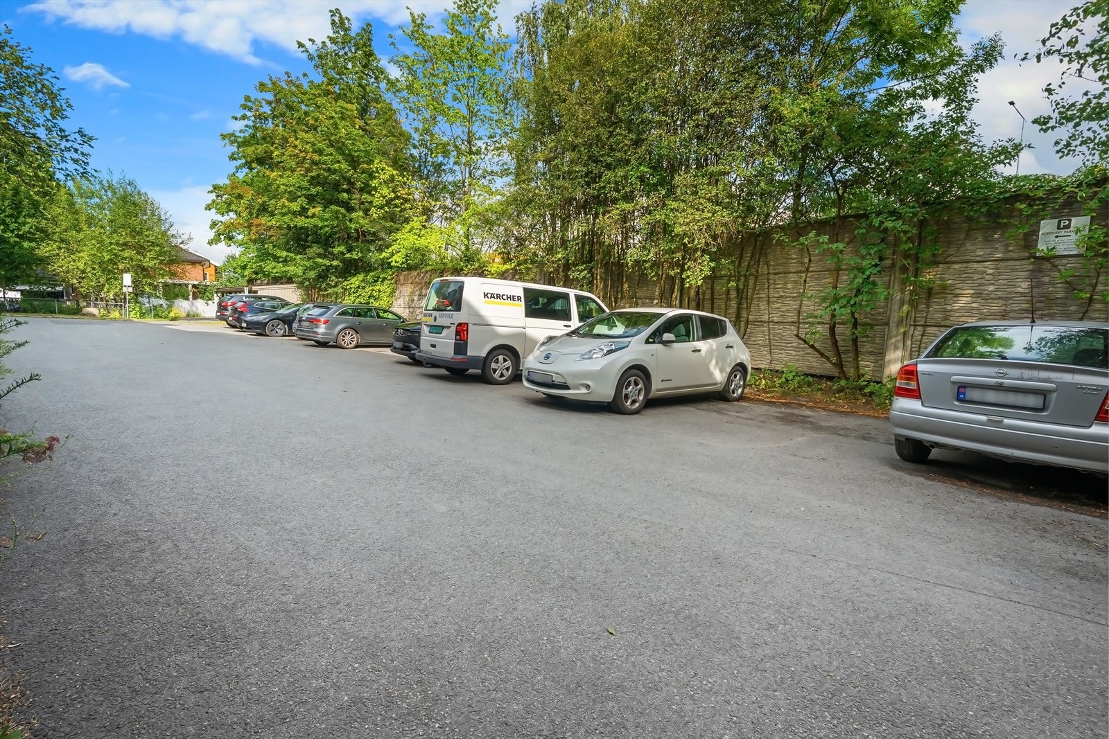 Borettslaget har noen parkeringsplasser. Ingen utleie men førstemann-til-mølla-prinsippet etter søknad/registrering hos styret. Galleribilde
