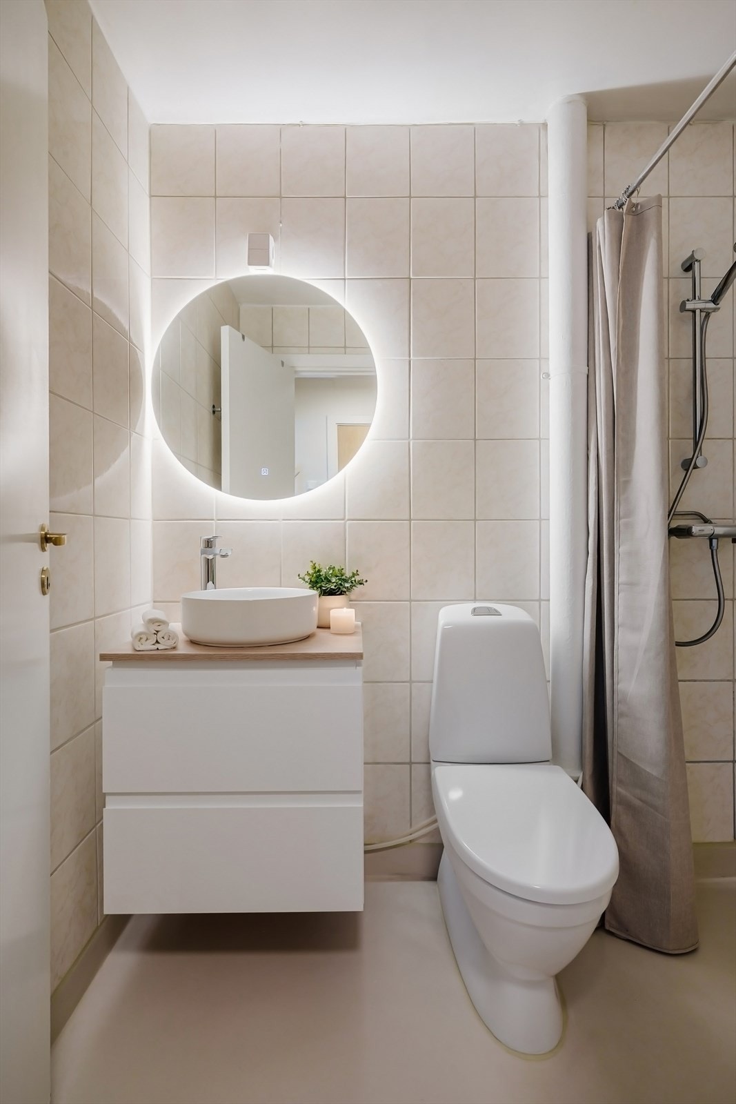 Ny mikrosement på gulvi 2024. Det er fellesvaskeri i kjeller. Galleribilde