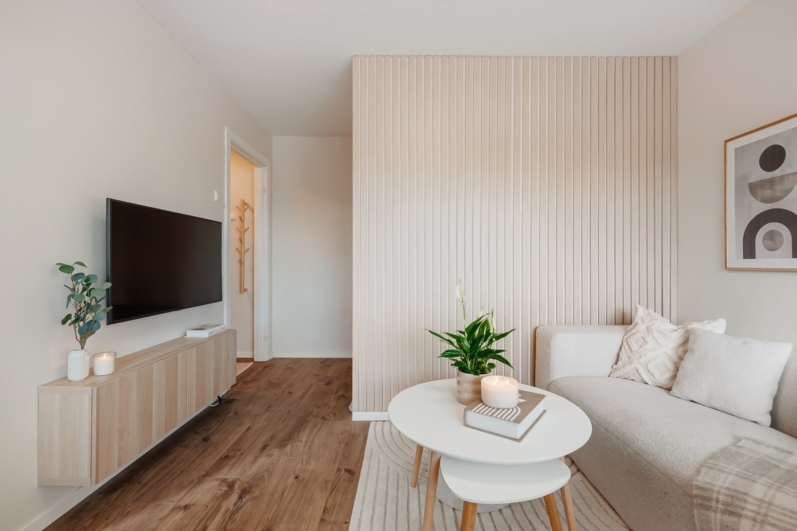 Stue pusset opp i 2023 med nye gulv, ny lettvegg mellom alkove og stue samt malt overflater. Galleribilde