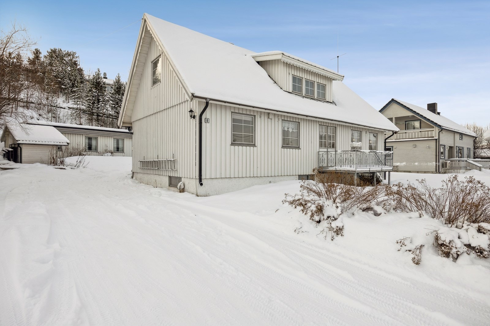 Gode parkeringsmuligheter på egen eiendom, med to innkjørsler til tomten. Galleribilde