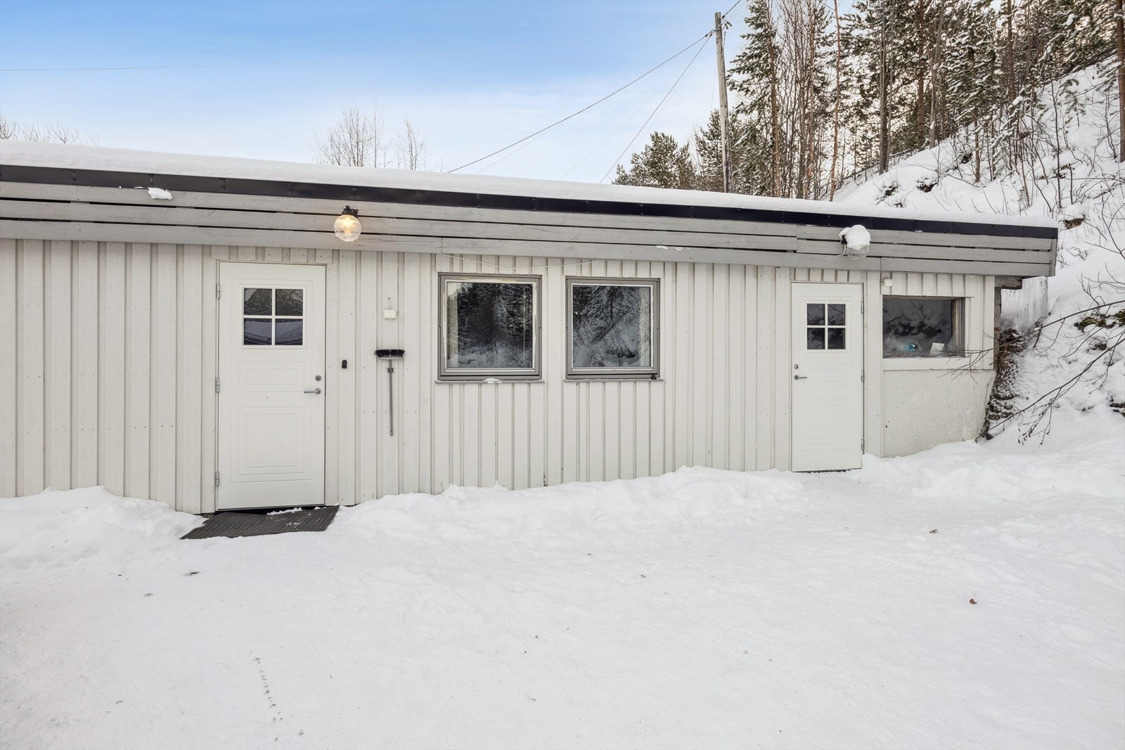 Garasje omgjort til leilighet - ikke søkt om eller godkjente, se punkt "Ferdigattest". Galleribilde