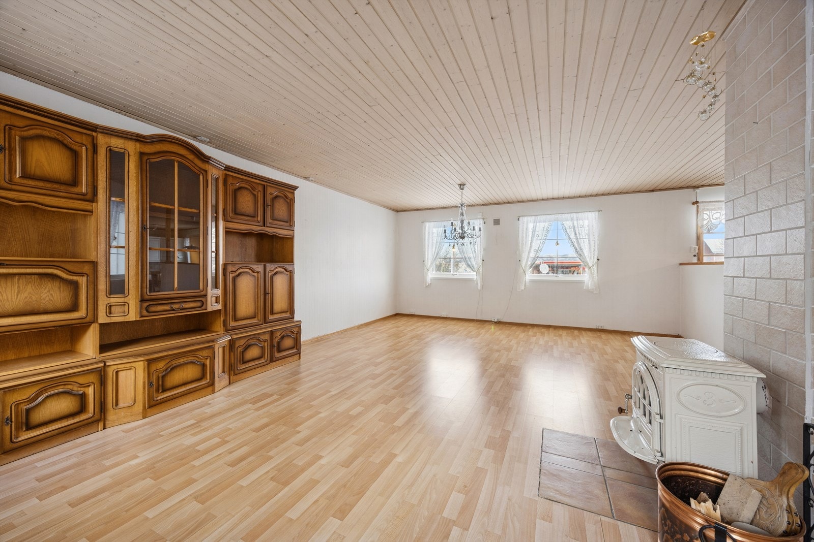 Stuen byr på gode møbleringsmuligheter, og her er det også installert vedovn. Galleribilde