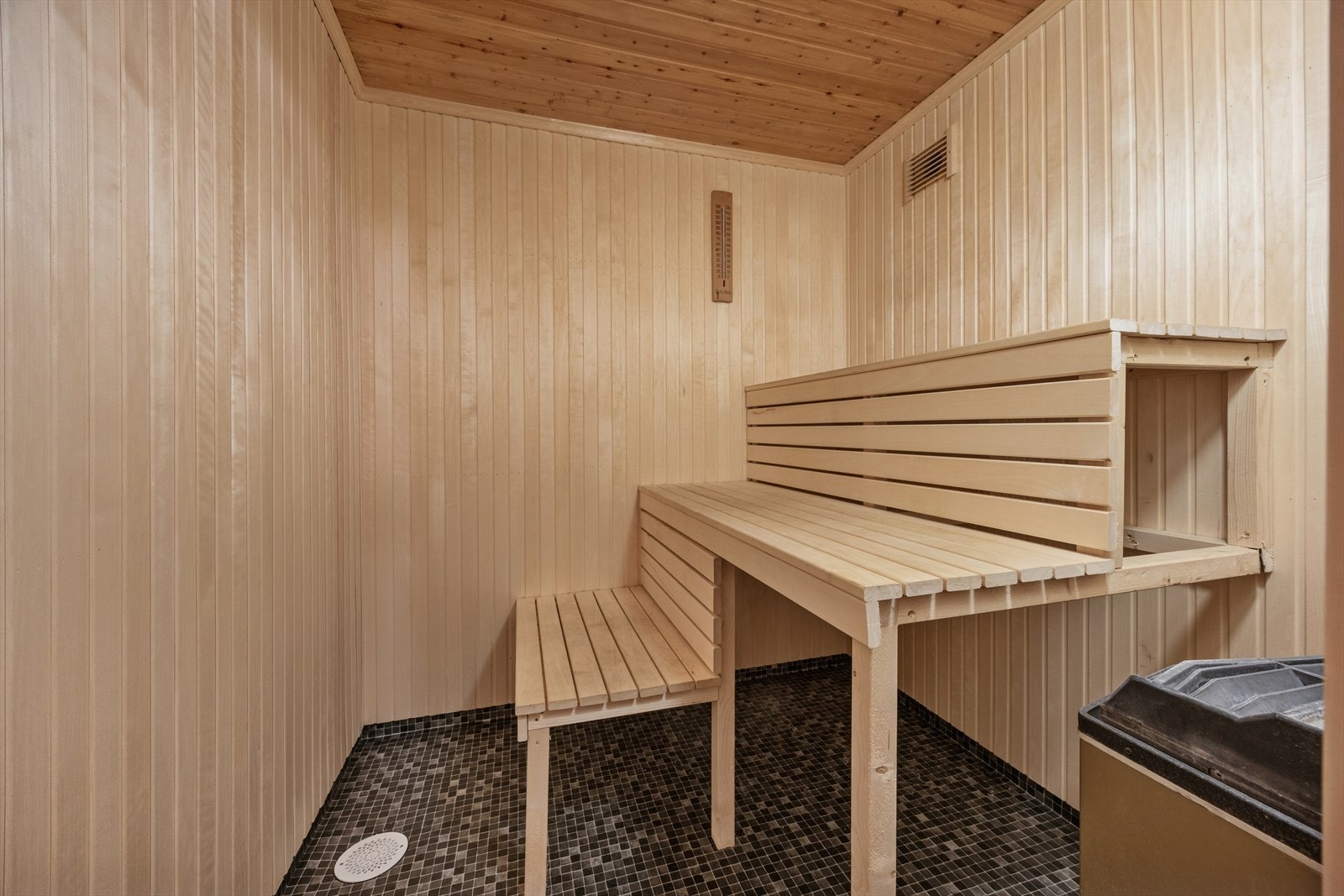 Badstue med adkomst fra bad/vaskerom - ikke søkt om eller godkjent. Se punkt "Ferdigattest". Galleribilde