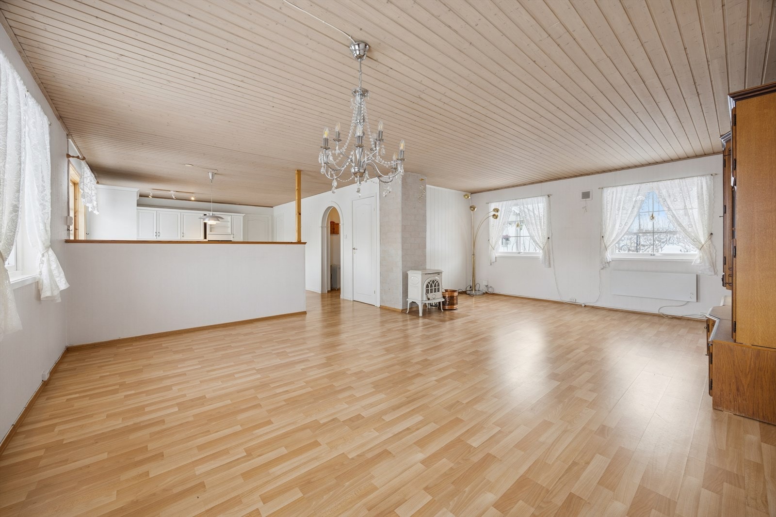 På boligens hovedplan finner du et lyst og romslig oppholdsrom hvor stuen er kombinert med kjøkken i delvis åpen løsning. Galleribilde