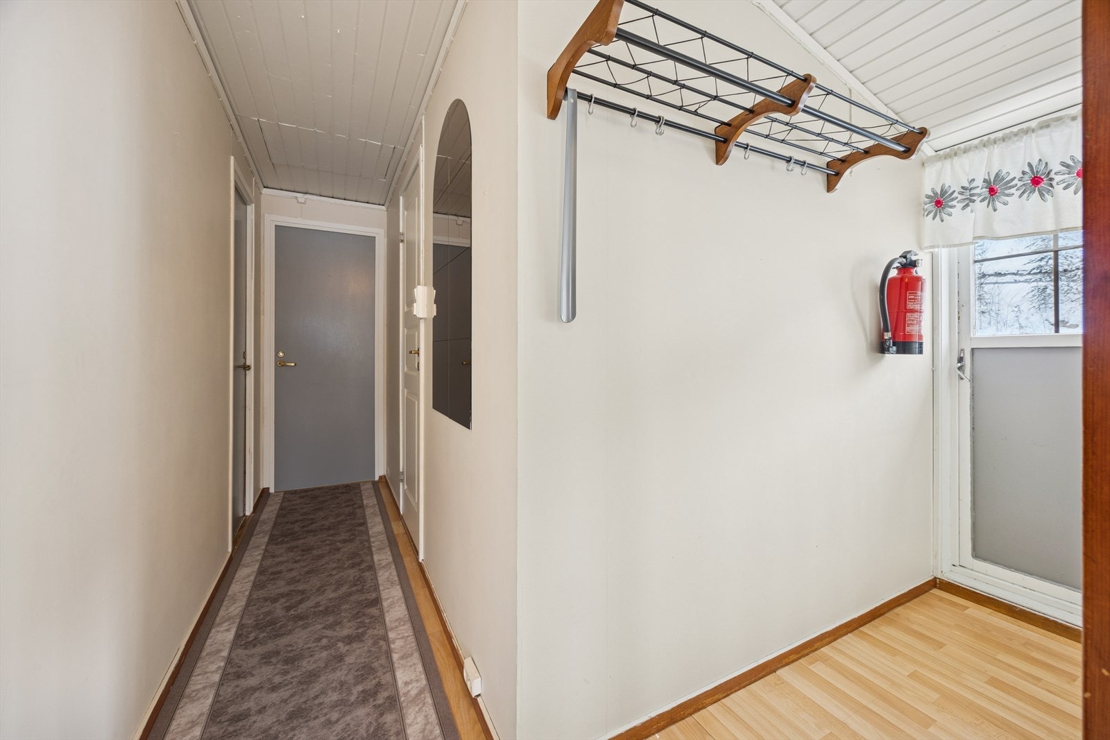 Boligen inkluderer en praktisk utleiedel i loftsetasjen. Galleribilde