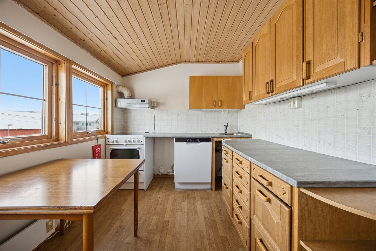 Kjøkken på loft har innredning med trefronter og foliert benkeplate med vaskekum i stål. Galleribilde